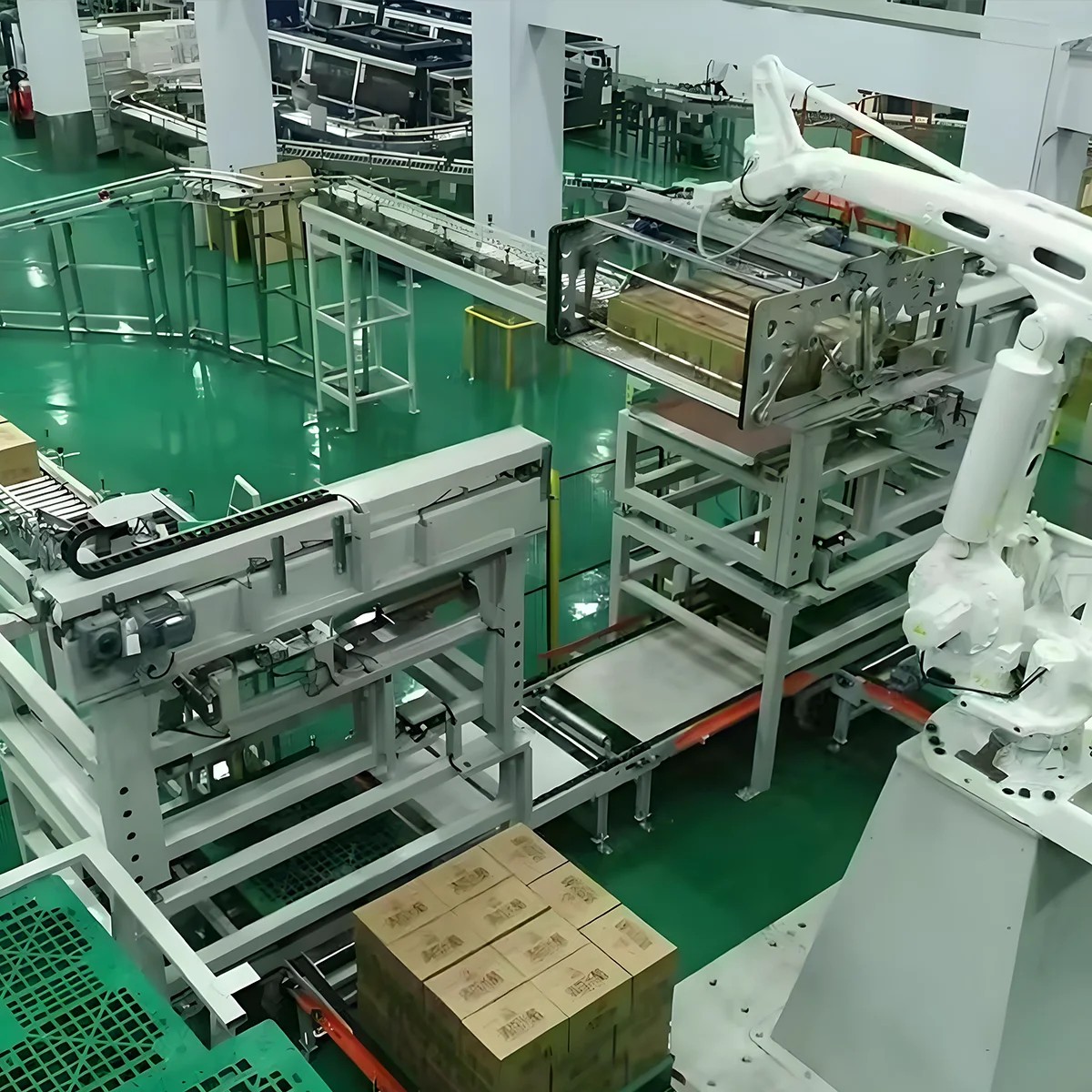 GOJON box palletizing cell with infeed conveyors