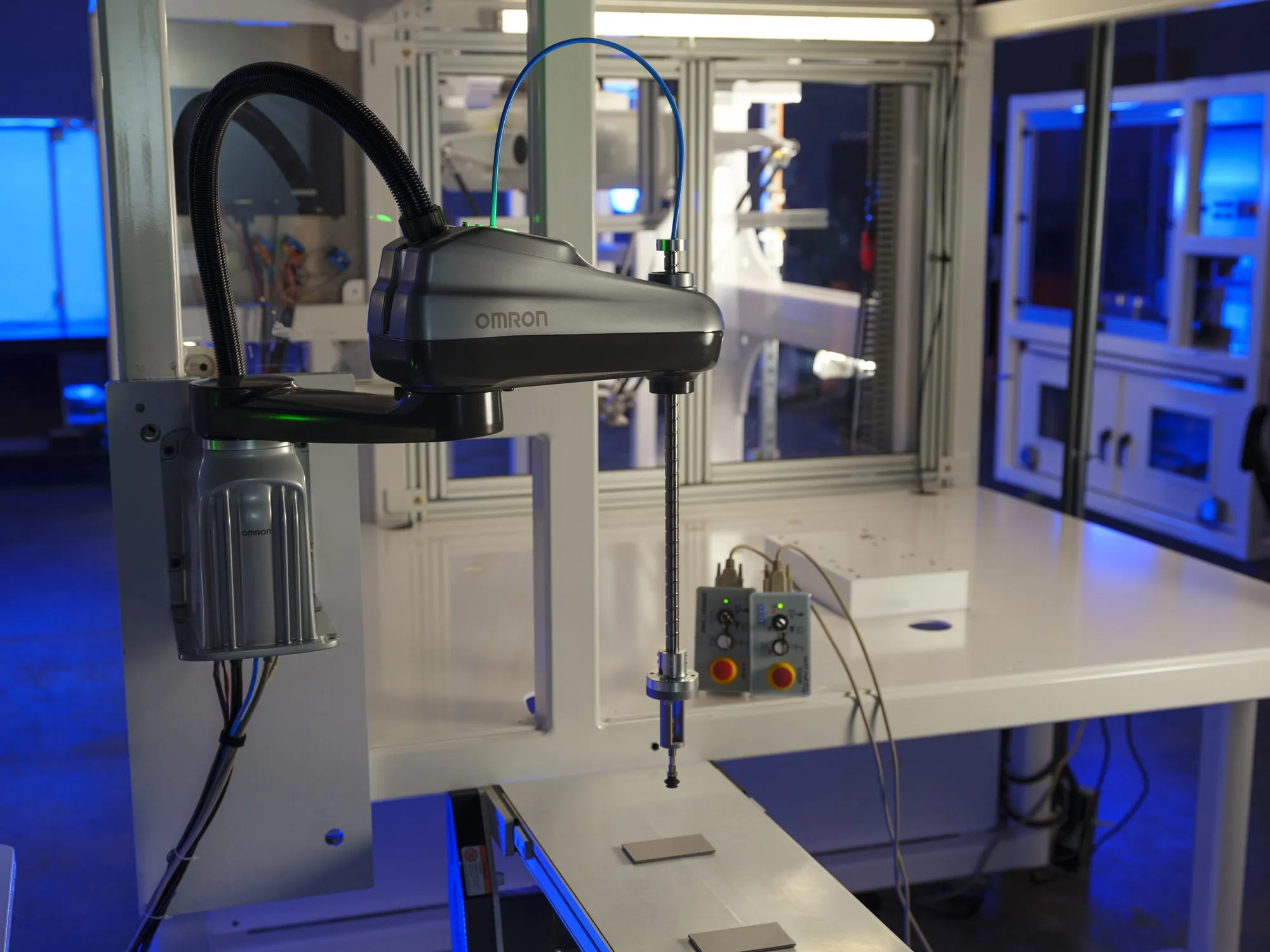 OMRON i4-550L robot