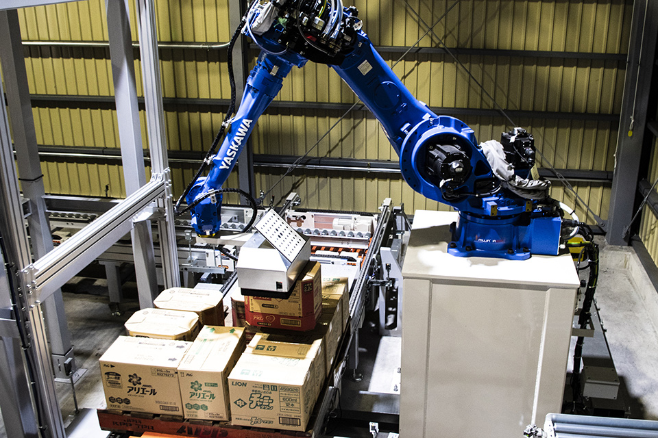 MujinRobot Depalletizer (Space-saving Mixed-load) robot