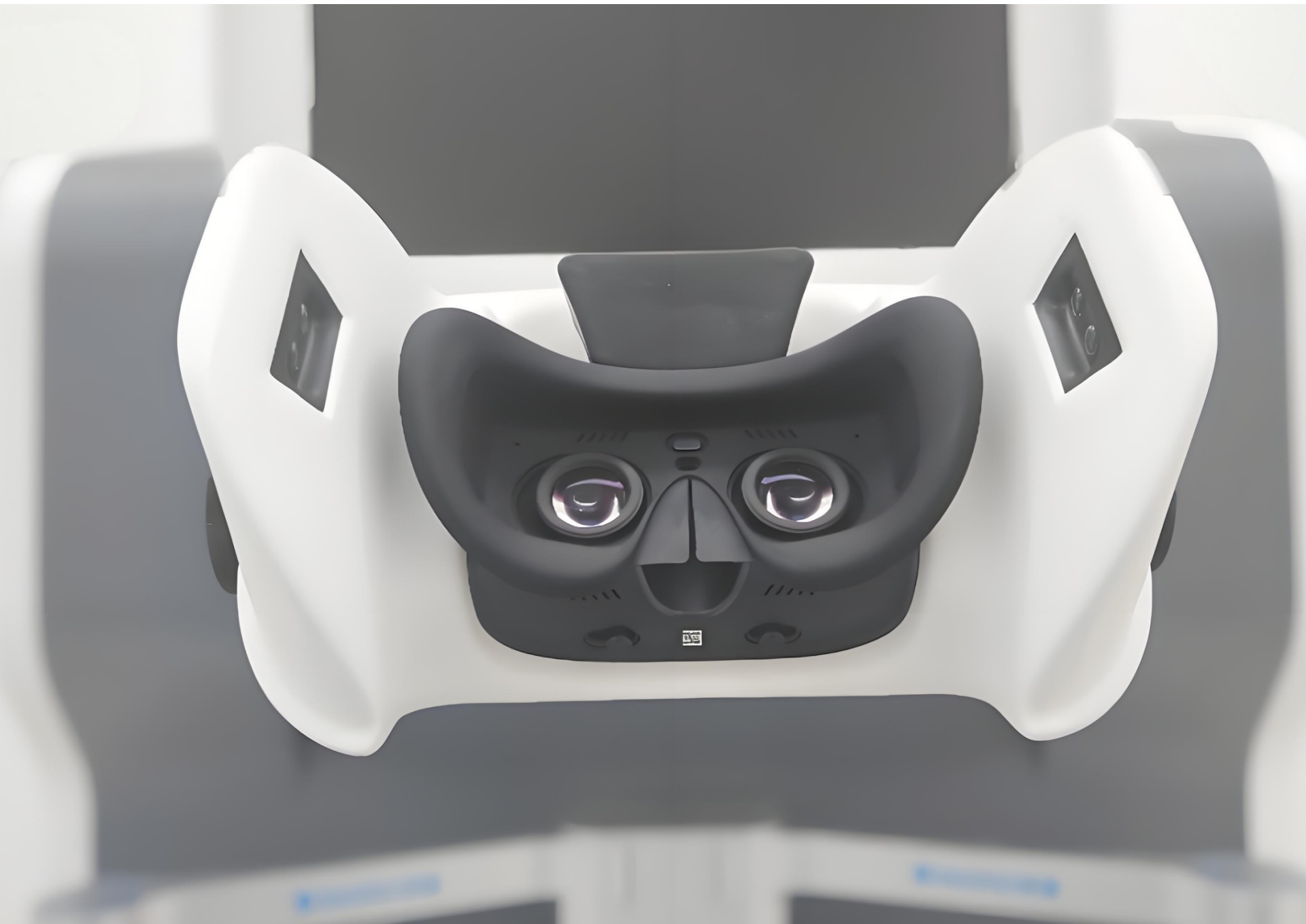 SHURUI immersive 3D viewer at the surgeon console