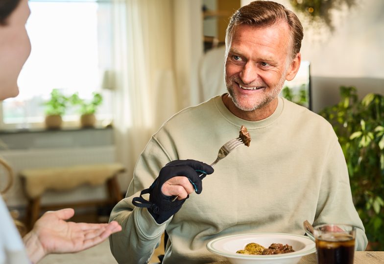 User eating with Carbonhand
