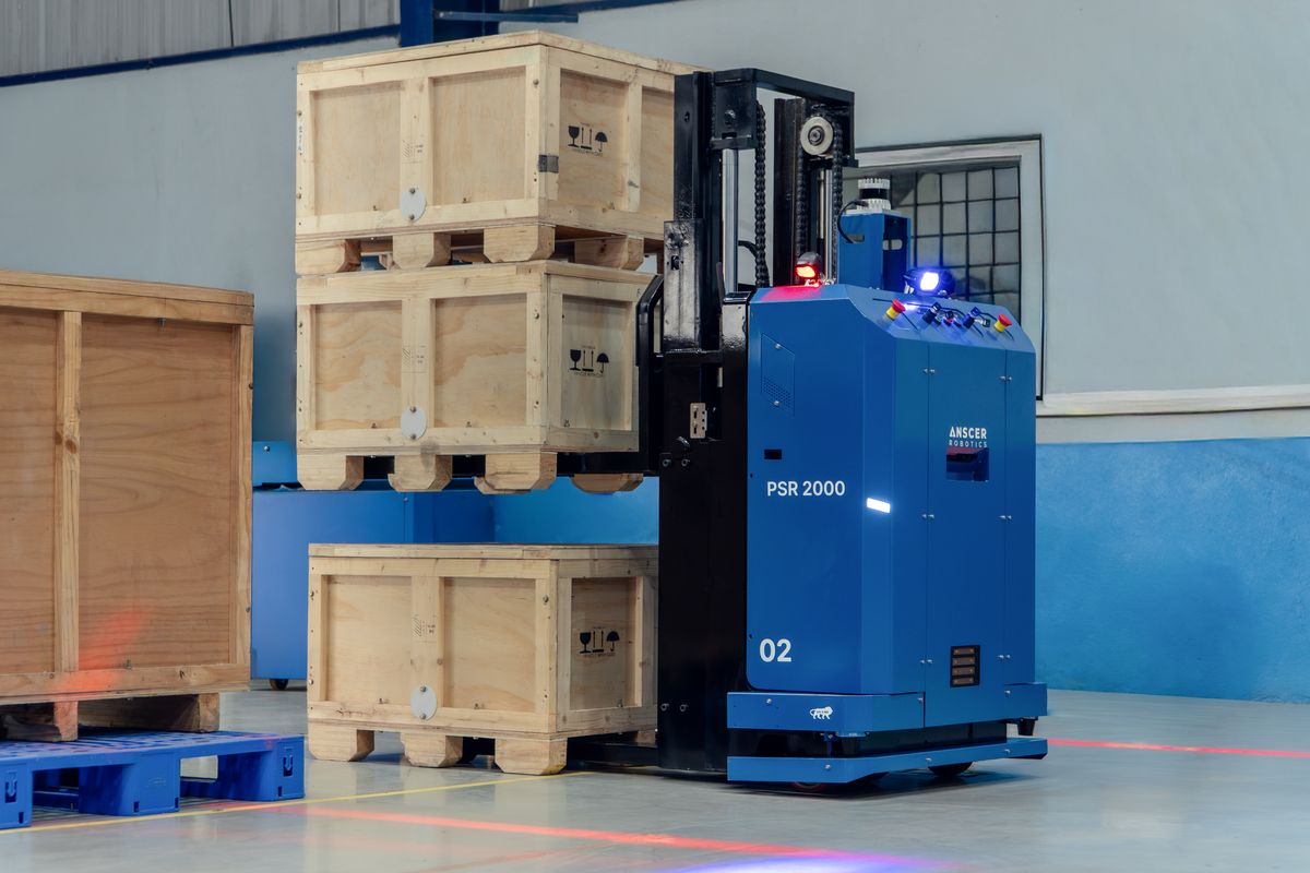 PSR 2000 handling stacked crates