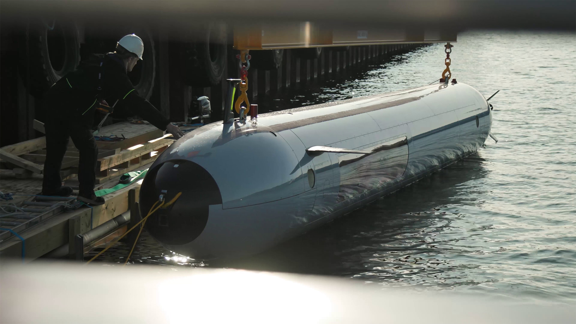 HUGIN Endurance being handled dockside